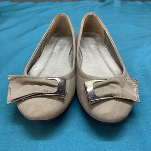 Rasolli Women’s Size 7 Gray Suede Flats w/ Buckle